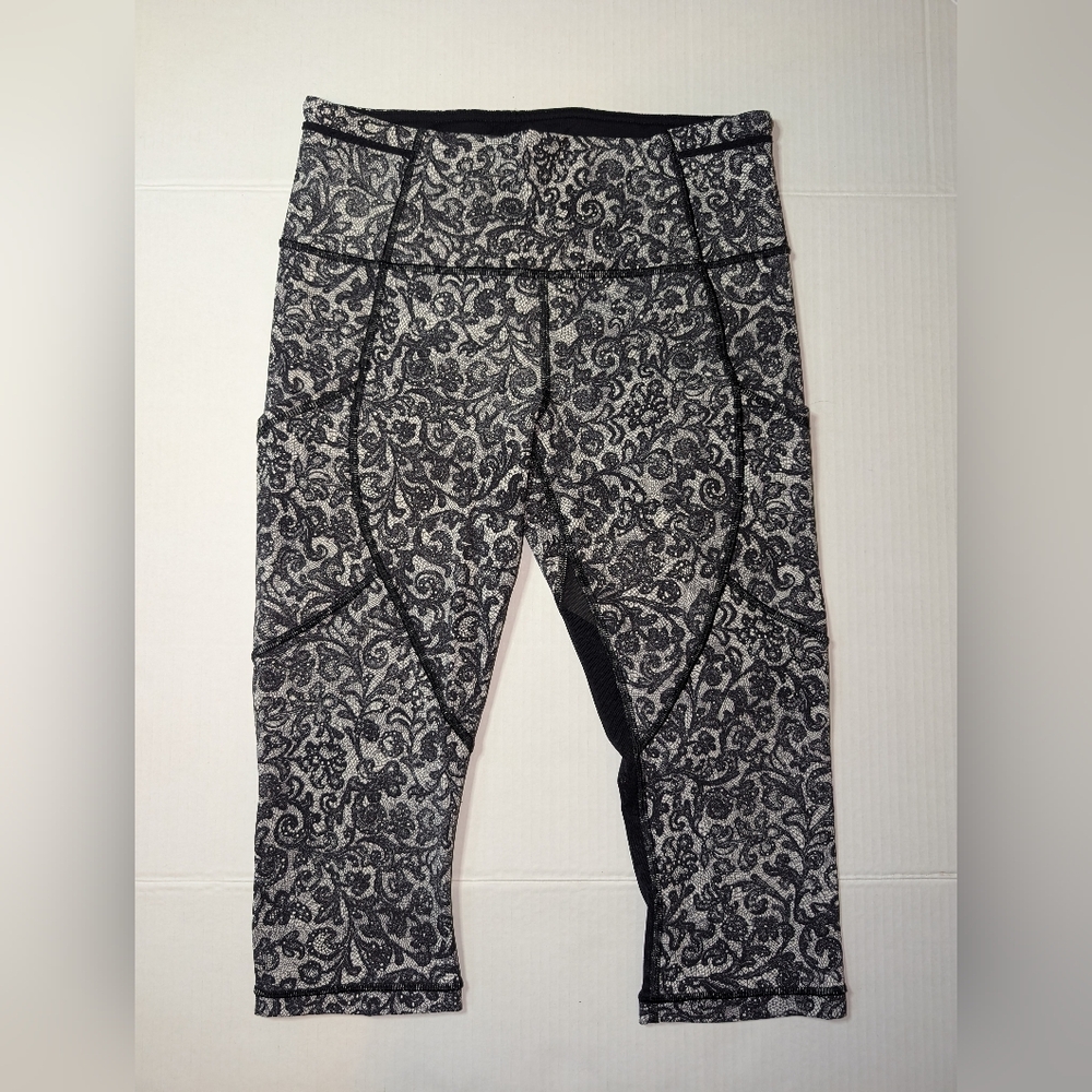 Lululemon | Cropped Black & Gray Patterned Leggings Size 6